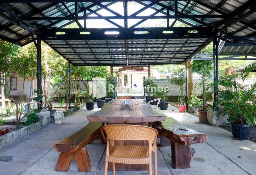 Отель Sahabat Pantai Guest House Mitra Reddoorz