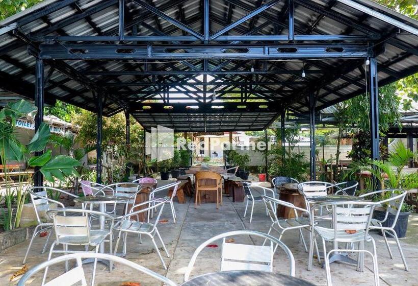 Отель Sahabat Pantai Guest House Mitra Reddoorz