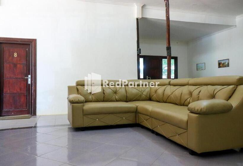 Отель Sahabat Pantai Guest House Mitra Reddoorz