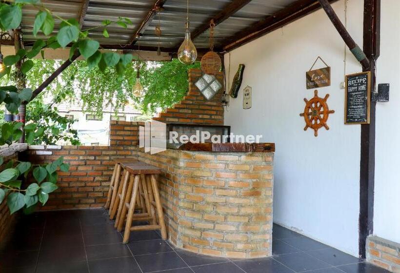 Отель Sahabat Pantai Guest House Mitra Reddoorz