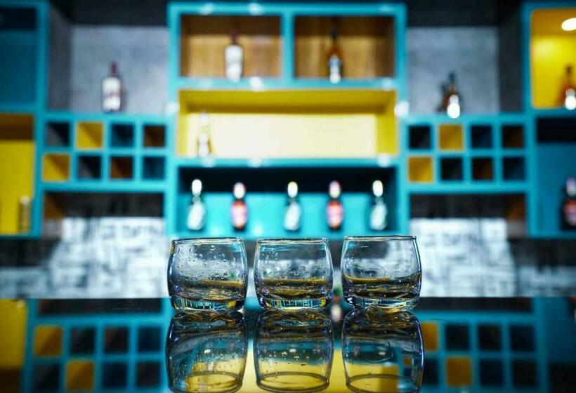 Отель Sobti Continental