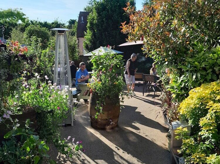 בית מלון כפרי The Woolpack Inn