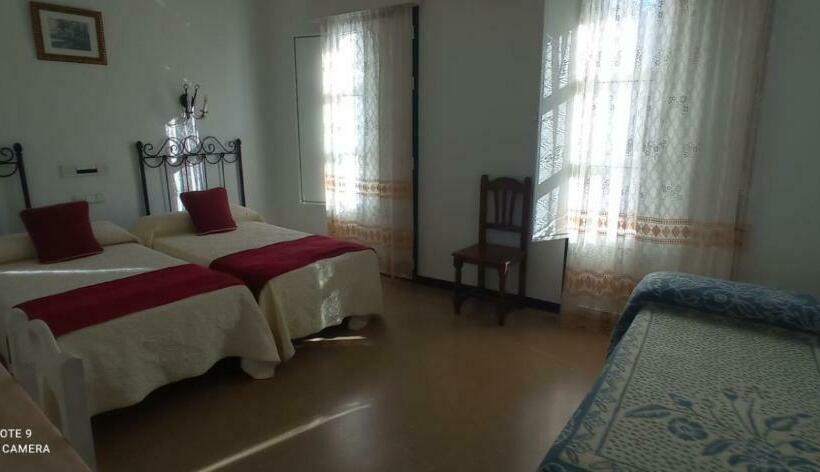 ペンション Hostal 2 Estrellas  Restaurante Las Tres Encinas En El Centro Del Pueblo