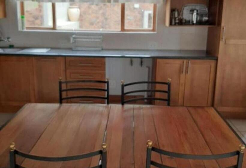 فندق صغير Thuto Centre Conferencing & Bush Lodge