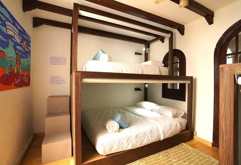 پانسیون Hostal Fungi Casa Rosa