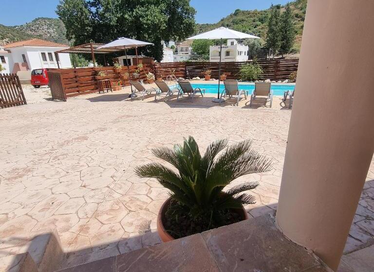 Пансион Potamos Private Suites