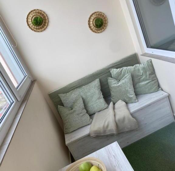 центр. вул. с. крушельницької. 2 кімнати