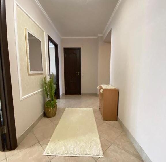 центр. вул. с. крушельницької. 2 кімнати