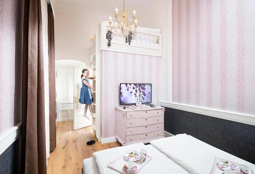 فندق Kincsem Kastély