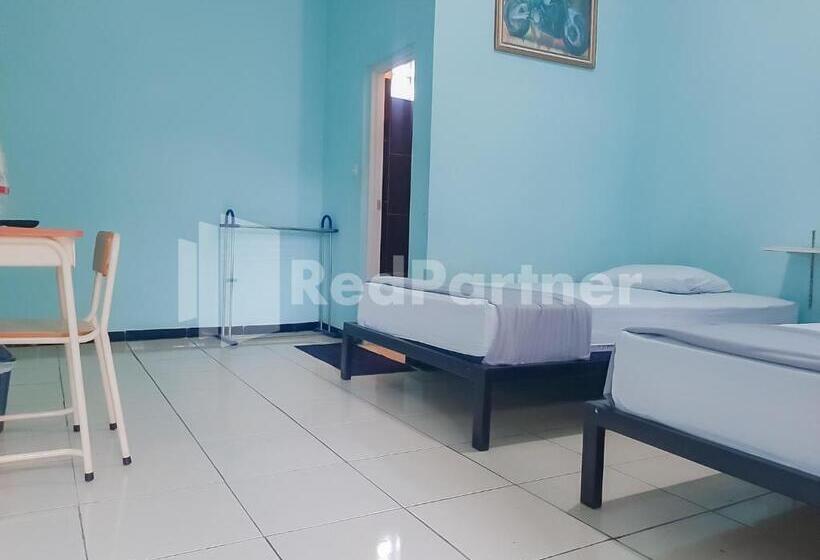 Отель Syariah Safar Guest House Mitra Reddoorz