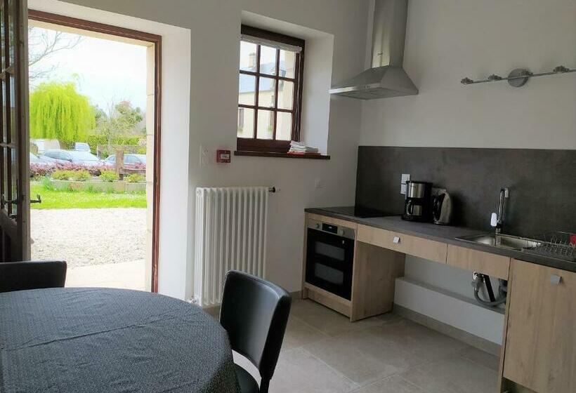 Junior Suite Triple Pmr Résidentielle Avec Cuisine Au Manoir De Mathan à Crépon 5mn D Arromanches Et