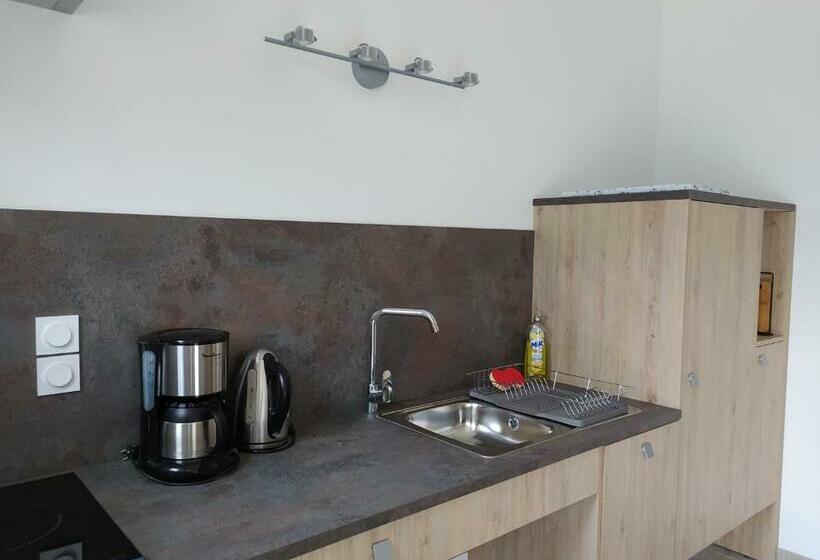 Junior Suite Triple Pmr Résidentielle Avec Cuisine Au Manoir De Mathan à Crépon 5mn D Arromanches Et