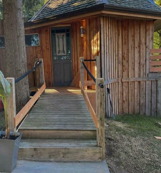 تختخواب و صبحانه Ivybank Villa