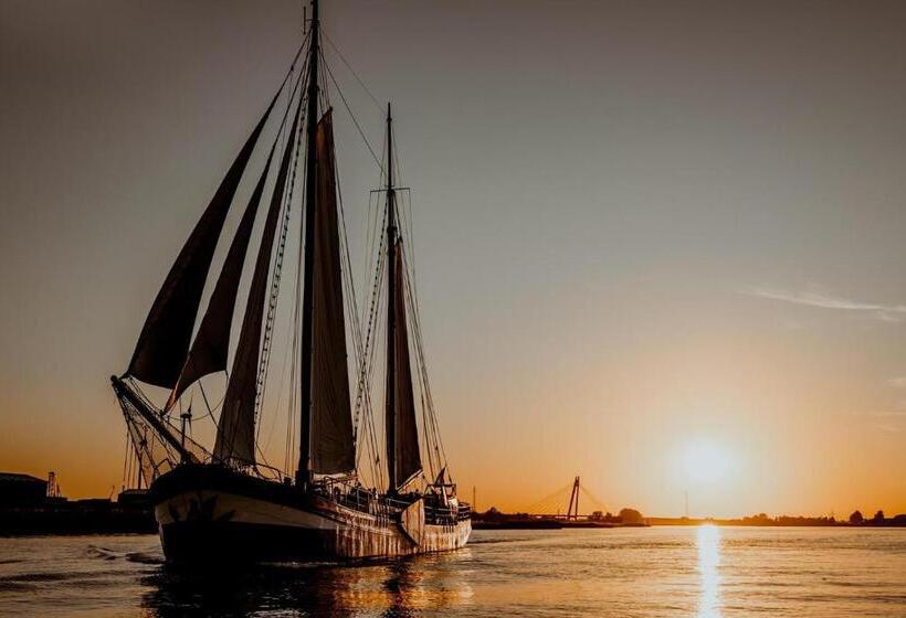 Bed and Breakfast Zeilschip De Hester