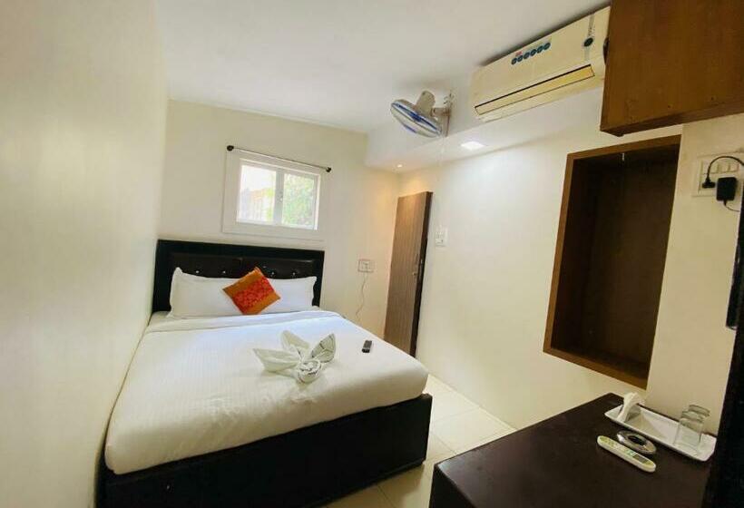 ホテル Deluxe Inn Stay Near Kokilaben Dhirubhai Ambani Hospital