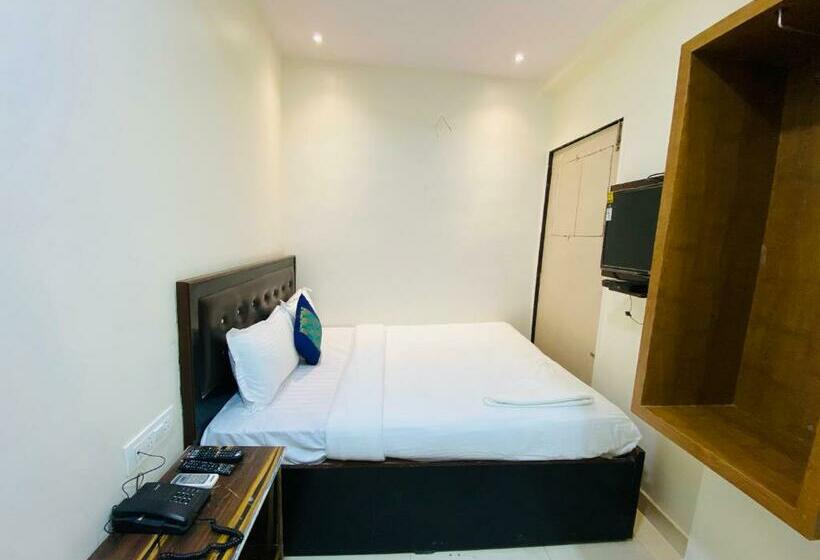 ホテル Deluxe Inn Stay Near Kokilaben Dhirubhai Ambani Hospital