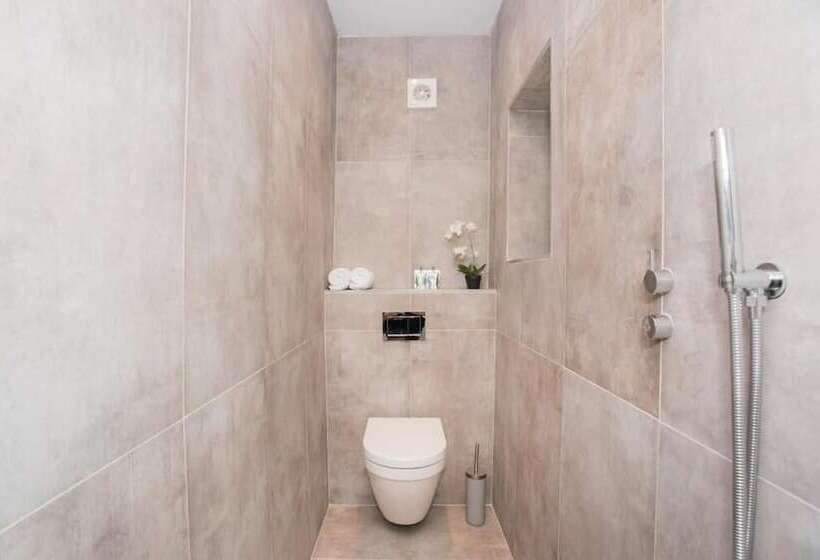 膳宿费 Locksbrook Lodge