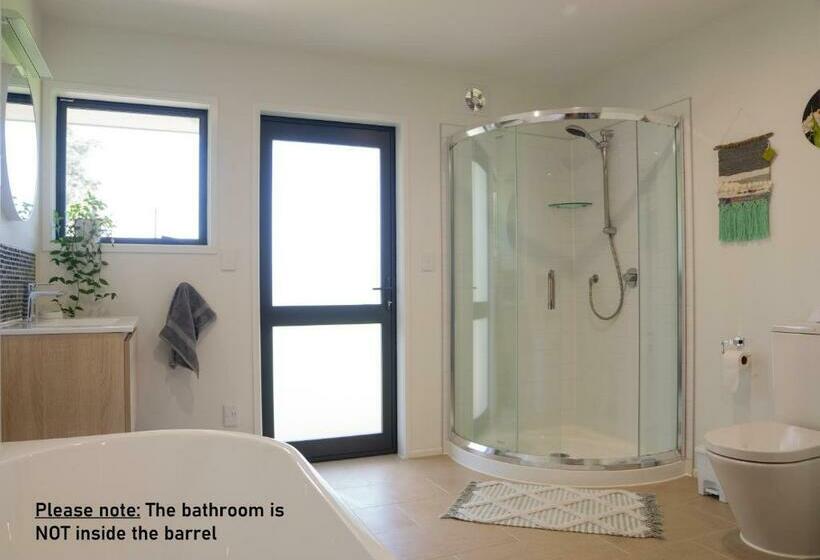 بنسيون Marlborough Wine Barrel Cabins