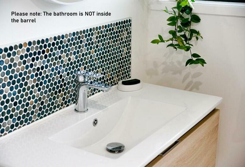 بنسيون Marlborough Wine Barrel Cabins