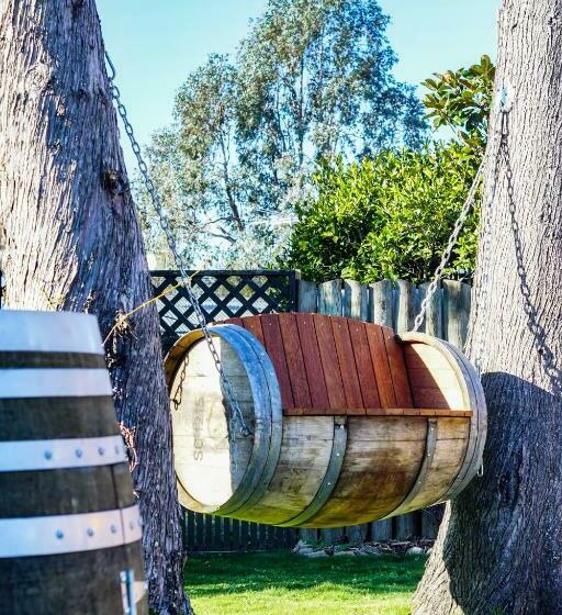 بنسيون Marlborough Wine Barrel Cabins