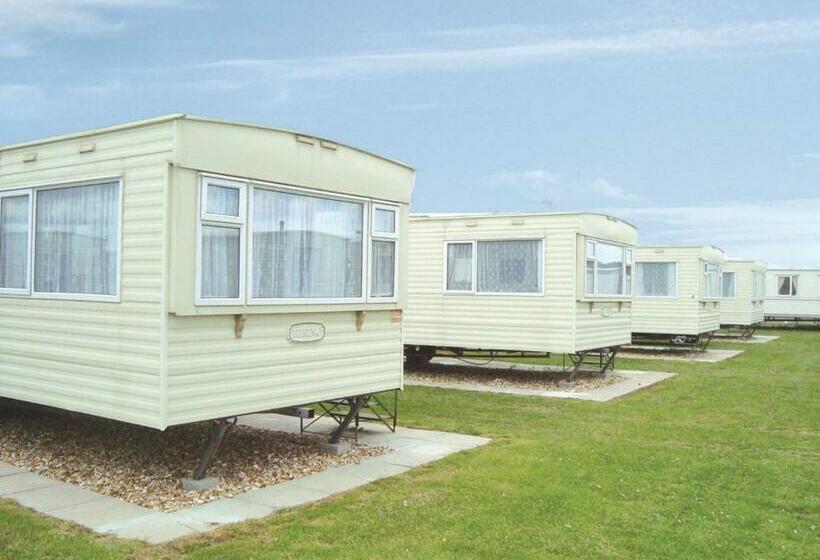 منتجع Golden Anchor Caravan Park