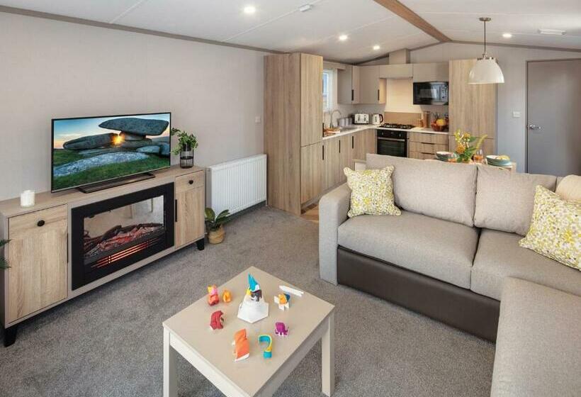 منتجع Golden Anchor Caravan Park