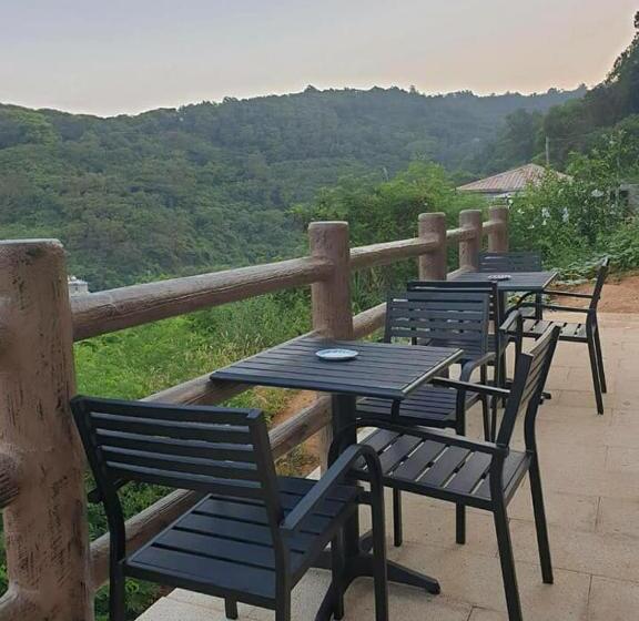 هاستل East Mountain Light Brigade