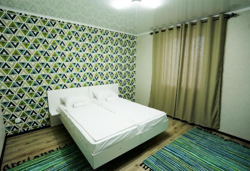 هاستل Interhouse Karakol