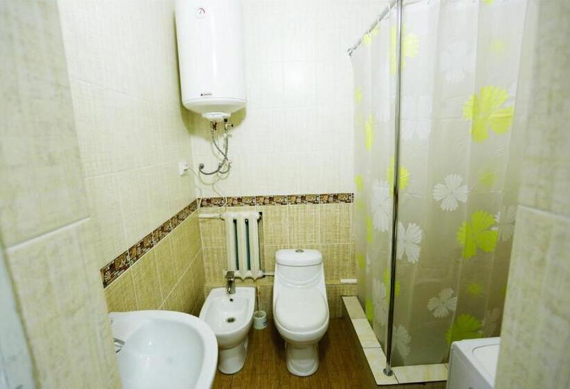 هاستل Interhouse Karakol