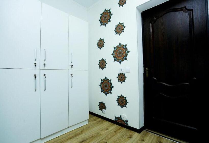 هاستل Interhouse Karakol