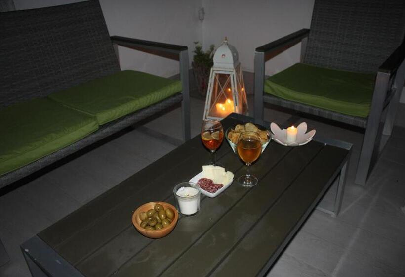 تختخواب و صبحانه One More Night