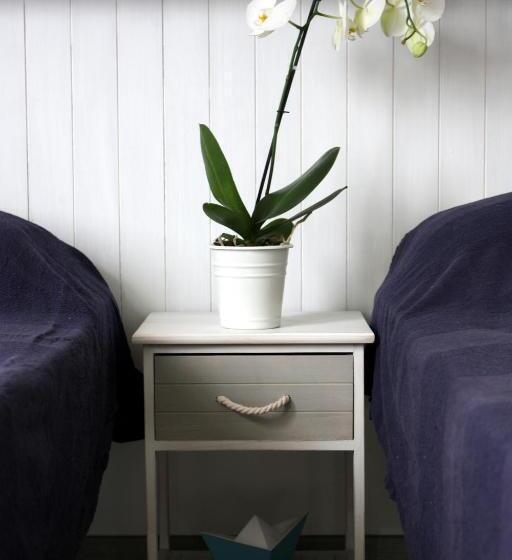 تختخواب و صبحانه One More Night