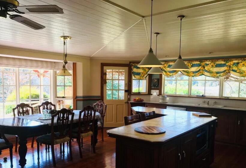 Hawk S Nest Bed & Breakfast