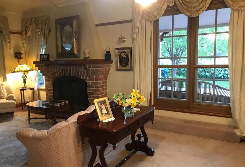 Hawk S Nest Bed & Breakfast