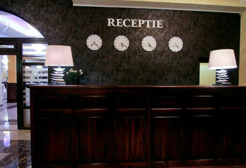 Отель Laura Holiday