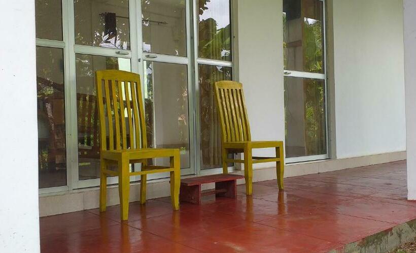 Отель Hasthi Lake Resort