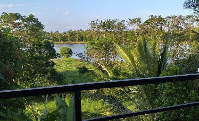 Отель Hasthi Lake Resort