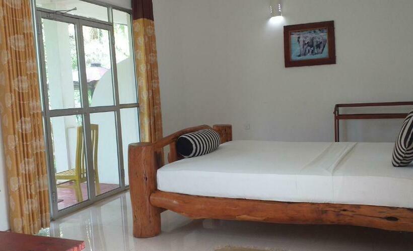 Отель Hasthi Lake Resort