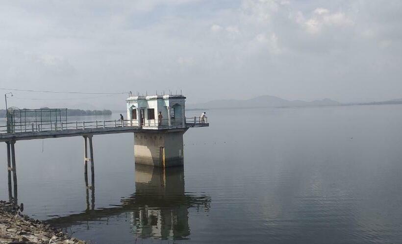 Отель Hasthi Lake Resort