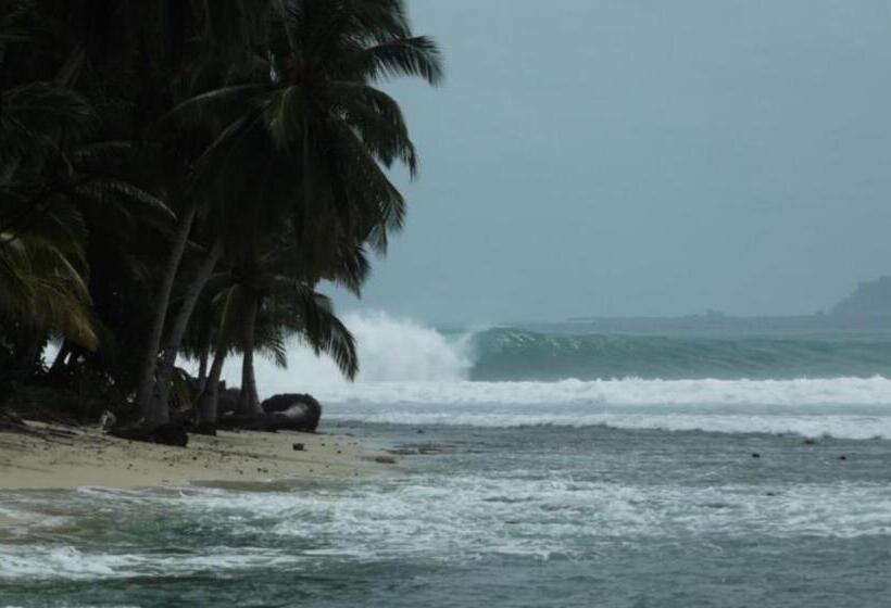 Общежитие Nyang Ebay Surf Camp Siberut Mentawai Surfing Barrels