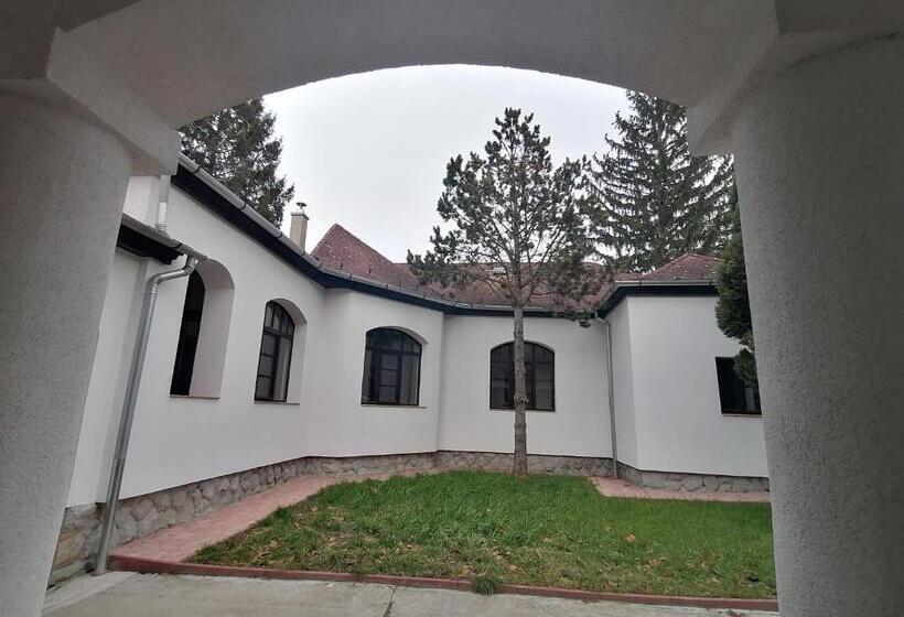 مبيت وإفطار Szobi Malomkert Fogadó