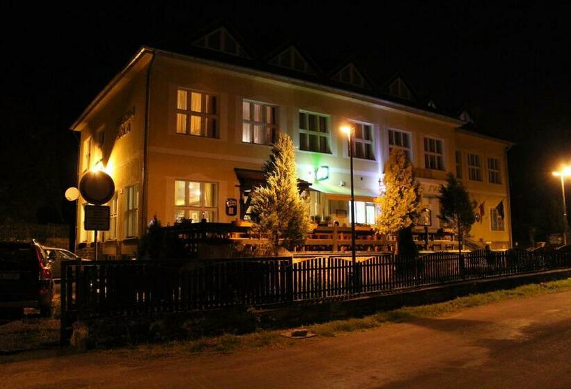 ホテル Obecná škola