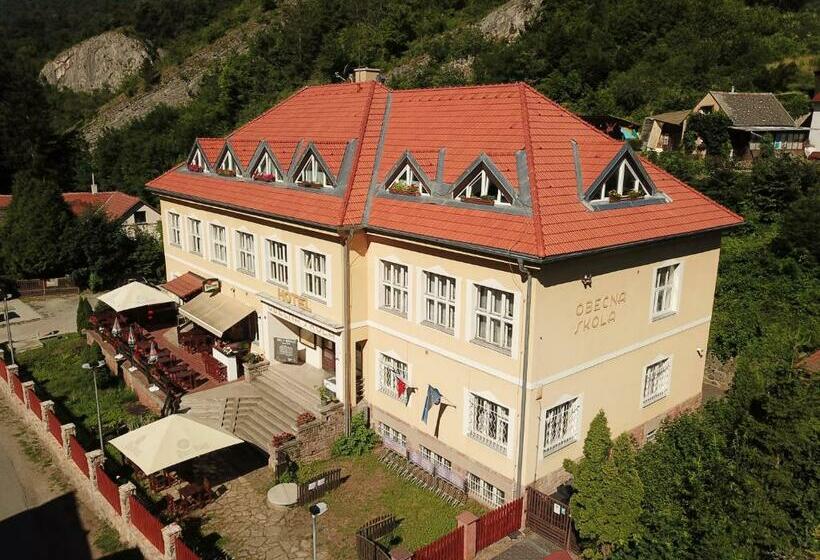 ホテル Obecná škola