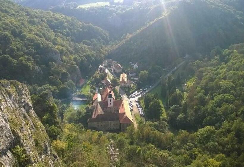 ホテル Obecná škola