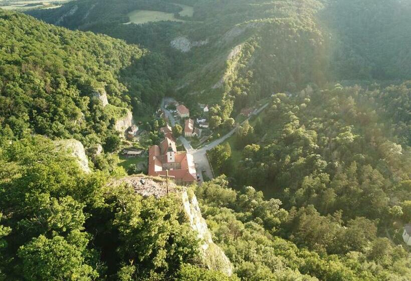 ホテル Obecná škola