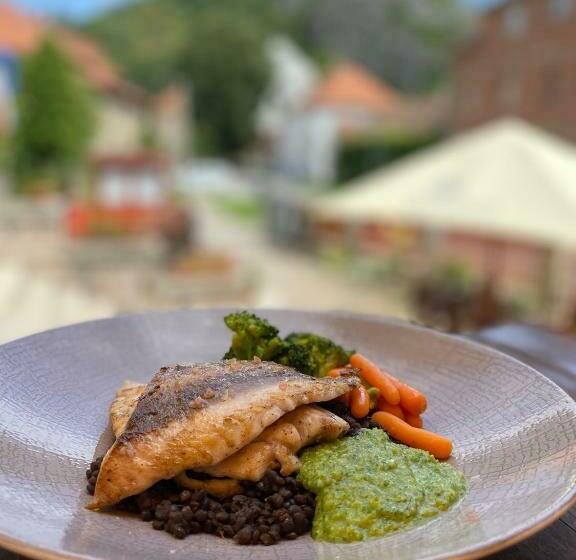 ホテル Obecná škola