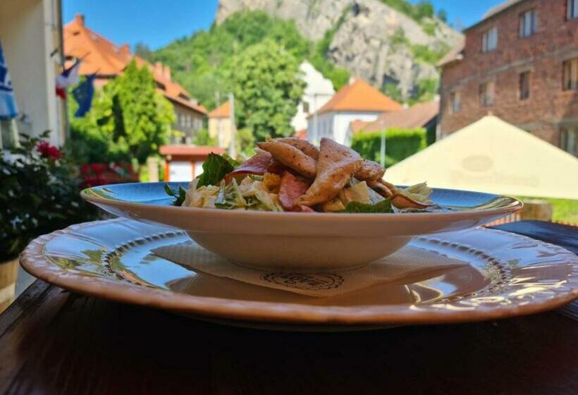 ホテル Obecná škola