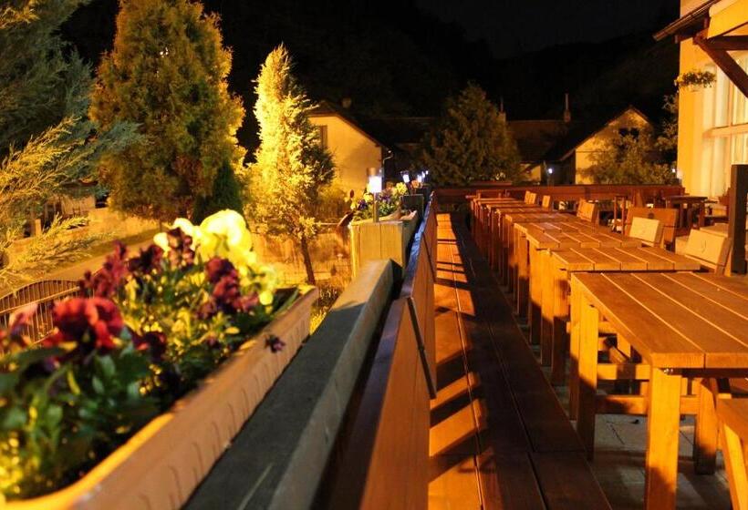 ホテル Obecná škola