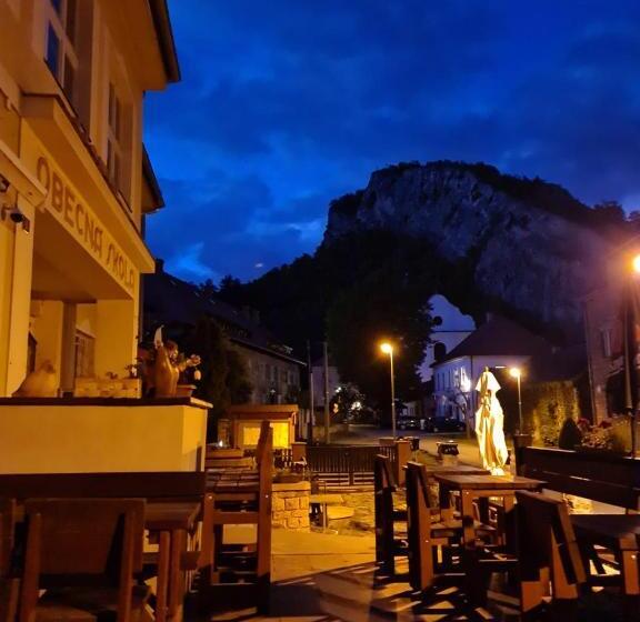 ホテル Obecná škola