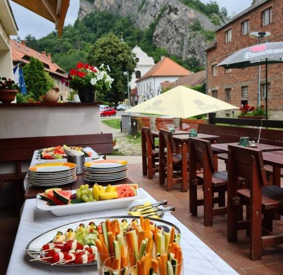 ホテル Obecná škola